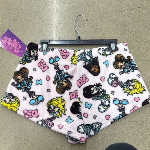 NWT Bratz Fuzzy Booty Shorts size xl - Picture 4 of 4
